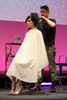 都内で開催されたヘアスタイリングブランド「サンスター VO5」の新作「スーパーキープヘアスプレイ」発表会にて。オススメのアレンジを提案するヘアスタイリストのシャーリー・ル・マンデュ（CHARLIE LE MINDU、2011年3月8日撮影）。(c)MODE PRESS