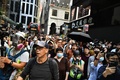 香港でデモ参加者が警官に銃で撃たれたことを受け、警官隊に向かって叫ぶ人たち（2019年11月11日撮影）。(c)Anthony WALLACE / AFP