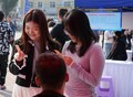 河北省の雄安新区で行われた就職説明会で求人情報を見る来場者（2024年9月25日撮影）。(c)Xinhua News