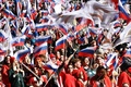 ロシアのクリミア併合から8年の関連行事で、振られる国旗（2022年3月18日撮影）。(c)Ramil SITDIKOV / POOL / AFP