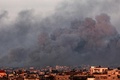 イスラエル軍の攻撃を受けるパレスチナ自治区ガザ地区南部ハンユニス（2024年1月16日撮影）。(c)Mahmud Hams / AFP