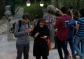 イランの首都テヘラン北部のメラット公園で、スマートフォン向けゲーム「ポケモンGO」をプレーする人々（2016年8月3日撮影）。(c)AFP/ATTA KENARE