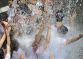 1週間にわたる牛追いが有名なスペイン北部パンプロナ（Pamplona）の祭りサン・フェルミン（San Fermin）が6日正午、「チュピナソ」と呼ばれる花火の打ち上げとともに始まりを告げた。

写真は市庁舎前で行われた「チュピナソ」を祝う人たち（2012年7月6日撮影）。(c)AFP/ANDER GILLENEA