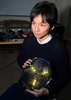 神奈川県相模原市で、障害に合わせて特別に開発された打楽器「オープン・メッシュ・パッド（Open Mesh Pad）」を手にするサウンドデザイナーの中西宣人さん（2016年2月2日撮影）。(c)AFPBB News/Yoko Akiyoshi
