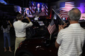 米デラウェア州ウェリントンのチェイス・センター外の駐車場で、米民主党党大会の最終日に、同党の大統領候補指名受諾演説をするジョー・バイデン前副大統領を見る人々（2020年8月20日撮影）。(c)Alex Wong/Getty Images/AFP