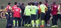 ブラジル代表のキャンプ地テレゾポリス（Teresopolis）に戻り、チームメートと言葉を交わすネイマール（Neymar da Silva Santos Junior、左から5人目、2014年7月10日撮影）。(c)AFP/VANDERLEI ALMEIDA