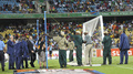 サッカー2013アフリカネイションズカップ（2013 The Africa Cup of Nations）は26日、グループDの2試合が行われ、トーゴが2-0でアルジェリアに勝利した。

壊れたゴールを修理する大会の役員とグランドキーパー（2013年1月26日撮影）。(c)AFP/ALEXANDER JOE