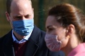 英ロンドンの学校を訪問したウィリアム王子夫妻（2021年3月11日撮影）。(c)JUSTIN TALLIS / various sources / AFP