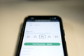 スマートフォンの画面に表示されるチップの選択肢。利用者は渡したい額もしくはチップ無しを選ぶ。米首都ワシントンで（2023年3月17日撮影）。(c)Stefani Reynolds / AFP