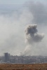 シリアの首都ダマスカス近郊の東グータ地区の反体制派が支配する最後の町ドゥマで、政府軍の攻撃再開後に立ち上る煙（2018年4月7日撮影）。(c)AFP PHOTO / STRINGER