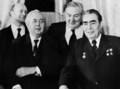 ソ連・モスクワで会談するレオニード・ブレジネフ共産党中央委書記長（前列右）とハロルド・ウィルソン英首相（前列左、1975年2月21日提供）。(c)TASS / AFP