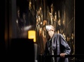オランダ・アムステルダム国立美術館で欠損部分を復元された巨匠レンブラントの作品「夜警」を見る職員（2021年6月22日撮影）。(c)Remko de Waal / ANP / AFP