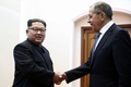 北朝鮮・平壌で行われた会談で、握手を交わすロシアのセルゲイ・ラブロフ外相（右）と北朝鮮の金正恩労働党委員長（2018年5月31日撮影）。(c)AFP PHOTO / TASS/POOL / Valery SHARIFULIN