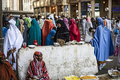 イスラム教の聖地メッカの聖モスクの外に到着した人々（2022年7月5日撮影）。(c)Delil souleiman / AFP