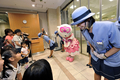 東京・池袋の東武百貨店（Tobu Department Store）入口で従業員とともに来店客を迎えるサンリオ（Sanrio）の人気キャラクター、ハローキティ（Hello Kitty、2008年8月28日撮影）。(c)AFP/Yoshikazu TSUNO