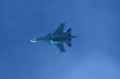 シリア首都ダマスカス近郊東グータのイルビン上空を飛ぶロシア軍のスホイ34戦闘機（2018年2月20日撮影）。(c)AFP PHOTO / Amer ALMOHIBANY