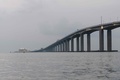 中国の香港、マカオ、広東省珠海を結ぶ港珠澳大橋（2018年10月22日撮影）。(c)ANTHONY WALLACE / AFP