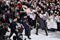 成田国際空港に到着した第5回ワールド・ベースボール・クラシック日本代表の佐々木朗希（左下）らを迎えるファン（2023年3月23日撮影）。(c)Kazuhiro NOGI / AFP