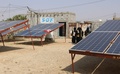 イエメン首都サヌア北西のアブスで太陽光発電所を運営するイマン・ハディさん率いる女性グループ（2021年3月9日撮影）。(c)AFP