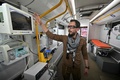 ウクライナの首都キーウの作業場で、医療大隊向けの医療車の中で取材に応じるラドゥ・ホッスさん（2023年5月1日撮影）。(c)Sergei SUPINSKY / AFP