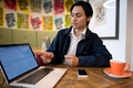 インターネットユーザー向けの広告を監視するウェブブラウザー用プラグイン「フー・ターゲッツ・ミー？」について説明する、開発者のルイ・ナイトウェブ氏。英ロンドン市内のカフェで（2017年5月31日撮影）。(c)AFP/Justin TALLIS