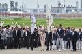 五輪旗を手に羽田空港に到着した小池百合子東京都知事（中央、2016年8月24日撮影）。(c)AFP/KAZUHIRO NOGI