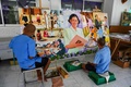 タイのチョンブリ中央刑務所でシリントーン王女の絵を描く受刑者ら（2021年6月25日撮影）。(c)Lillian SUWANRUMPHA / AFP