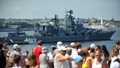 クリミア半島セバストポリの海軍基地近くで行われた軍事パレードに参加したロシアのミサイル巡洋艦「モスクワ」（2011年7月31日撮影）。(c)AFP 