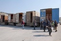 シリア北西部バブアルハワの検問所で、救援物資を積んだ国連のトラックを検査する職員（2023年2月12日撮影）。(c)OMAR HAJ KADOUR / AFP