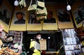 中国・北京で、買い物をするマスク姿の男性（2020年2月1日撮影）。(c)NOEL CELIS / AFP