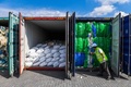マレーシア・クアラルンプール西部のポートクランで、輸出国への返送を前に撮影されたプラスチックごみが詰められたコンテナ（2019年5月28日撮影）。(c)Mohd RASFAN / AFP