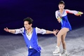 平昌冬季五輪、フィギュアスケートのエキシビションに臨む廉太鈺/金柱希組（2018年2月25日撮影）。(c)AFP/Mladen ANTONOV