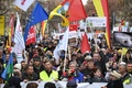 ハンガリーの首都ブダペストで行われた労働法改正法案に反対する大規模なデモに参加した労働組合員やその支援者ら（2018年12月8日撮影）。(c)ATTILA KISBENEDEK / AFP