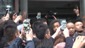 大勢の人に囲まれる沈巍さん（中央右、撮影日不明）。(c)CNS