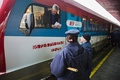 セルビア・ベオグラードの駅で発車を待つコソボ北部行きの列車。セルビア国旗の色に塗られた車体に「コソボはセルビアだ」などのスローガンが書かれている（2017年1月14日撮影）。(c)AFP/OLIVER BUNIC