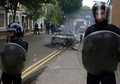 英ロンドン（London）北部のトッテナム（Tottenham）で若者が警官に射殺された事件をきっかけに6日に発生した暴動は、8日夜から9日未明にかけて市内および郊外各地に広がり、ロンドンは混乱の様相を呈している。さらに暴動は、中部バーミンガム（Birmingham）やリバプール（Liverpool）にも飛び火。デービッド･キャメロン（David Cameron）は非常事態に対処するため、伊トスカーナ（Tuscany）での休暇を切り上げ、英国に向かっている。

　ロンドンとその郊外では南部クロイドン（Croydon）、ペッカム（Peckham）、ルイシャム（Lewisham）、クラパム（Clapham）、東部ハックニー（Hackney）、北部カムデン（Camden）、西部イーリング（Ealing）などで、若者らが路上に繰り出し、建物への放火や店舗の略奪を行っており、機動隊が収拾にあたっているが、各地で放火による火の手があがっている。

　一方、バーミンガムでも8日未明、市内中心部で若者らが店舗の窓ガラスを割ったり略奪するなどして87人が逮捕された。また同市の警察署が放火で炎上したという。リバプールでも駐車車両が放火され、同市警察は「路上における、いかなる暴力行為も容認できない」との声明を出し、暴動に厳しく臨む姿勢をみせている。

写真はハックニーで、放火で燃えつきた車両（2011年8月8日撮影）。(c)AFP/ LEON NEAL
