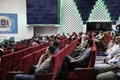 ソマリアの首都モガディシオにあるソマリア国立劇場で、初のソマリア映画上映を待つ観客（2021年9月22日撮影）。(c)Abdirahman YUSUF / AFP