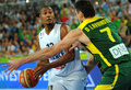 バスケットボール欧州選手権2013（2013 European Basketball Championship）は22日、決勝が行われ、フランスが80-66でリトアニアを下し、優勝を飾った。

リトアニアのダリアス・ラフリノビッチ（Darjus Lavrinovic、右）のマークを受けるフランスのボリス・ディーオウ（Boris Diaw、2013年9月22日撮影）。(c)AFP/ANDREJ ISAKOVIC