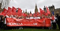 英議会議事堂のあるロンドンのウェストミンスター宮殿前で、ホンダに工場閉鎖を撤回させるよう英政府に要請するデモを行うホンダ従業員ら（2019年3月6日撮影）。(c)Ben STANSALL / AFP