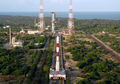 インド宇宙研究機関（ISRO）提供、同国南部タミルナド（Tamil Nadu）州スリハリコタ（Sriharikota）にあるサティシュ・ダワン宇宙センター（Satish Dhawan Space Centre、SDSC）の発射台に設置されたチャンドラヤーン１号（Chandrayaan-1）を載せる国産打ち上げロケットPSLV-C11（2008年10月20日提供）。(c)AFP/ISRO