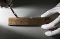 英ロンドンで発掘された古代ローマ時代の書字板（2016年6月1日撮影）。(c)AFP/DANIEL LEAL-OLIVAS