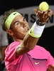 テニス、リオ・オープン男子シングルス準決勝。サーブトスを上げるラファエル・ナダル（2015年2月21日撮影）。(c)AFP/VANDERLEI ALMEIDA
