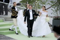 スウェーデンの首都ストックホルム（Stockholm）にある王宮の礼拝堂で行われた結婚式の後、ドロットニングホルム宮殿（Drottningholms castle）に向かう船に乗り込む同国のマデレーン王女（Princess Madeleine、右）と米ニューヨーク（New York）在住のビジネスマン、クリス・オニール（Chris O&apos;Neill）氏（右から2人目、2013年6月8日撮影）。(c)AFP/SCANPIX SWEDEN/ERIK MARTENSSON