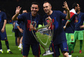 2014-15シーズンの欧州チャンピオンズリーグ制覇を喜ぶFCバルセロナのシャビ・エルナンデス（左）とアンドレス・イニエスタ（2015年7月6日撮影）。(c)PATRIK STOLLARZ/ AFP