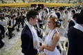 韓国・ソウル（Seoul）の加平（Gapyeong）で行われた統一教会（Unification Church）の合同結婚式に参加した新郎新婦たち（2014年2月12日撮影）。(c)AFP/Ed Jones