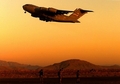 アフガニスタン・カンダハル（Kandahar）の国際空港を離陸した米空軍の主力輸送機C17 グローブマスターIII（Globemaster III）を手を振って見送る米軍兵士たち（下、2001年12月28日撮影）。(c)AFP/Rick LOOMIS