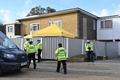 英ケント州ディールにあるウェイン・カウゼンズ容疑者の自宅の外に立つ警察官（2021年3月12日撮影）。(c)Glyn KIRK / AFP