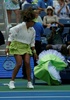 全米オープンテニス、女子シングルス1回戦。試合前にウエアのスカートを外す大坂なおみ（2024年8月27日撮影）。(c)TIMOTHY A. CLARY / AFP