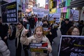 韓国・ソウルの明洞でデモ行進を行い、香港の民主派デモへの連帯を示す学生たち（2019年11月19日撮影）。(c)Ed JONES / AFP
