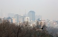 大気汚染によるスモッグに覆われたイランの首都テヘラン北部（2019年12月15日撮影）。(c)STR / AFP